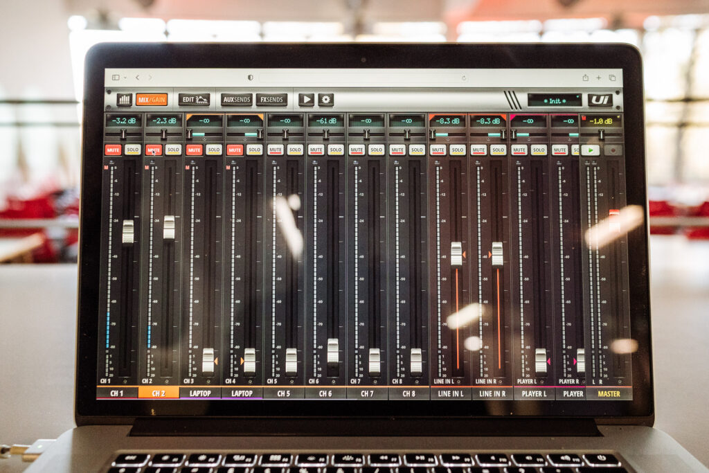 Veranstaltungstechnik in hannover mieten, Event Men hannover, MacBook, mixer, soundmixer