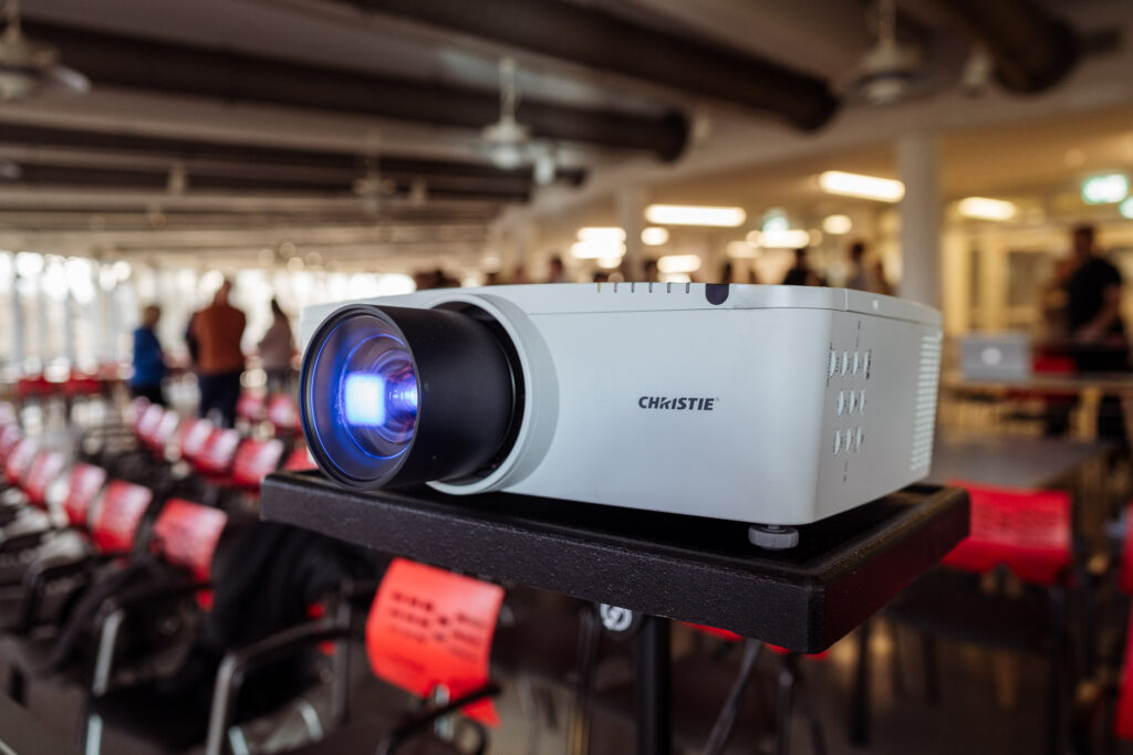 Videotechnik, videobeamer, Konferenztechnik, Betriebsversammlung 