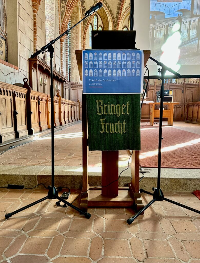 Rednerpult vin Stiftskirche auf Dorfkirchentag
