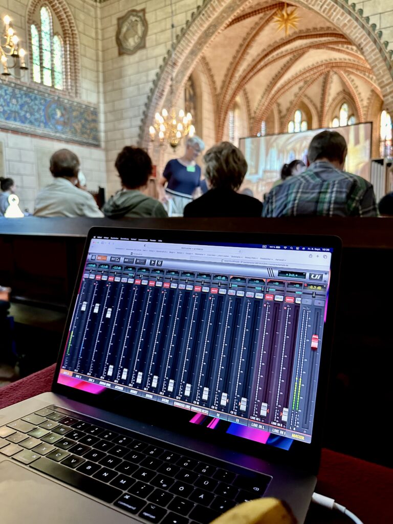 Konferenztechnik in Brandenburg zwischen Kirchenbänken