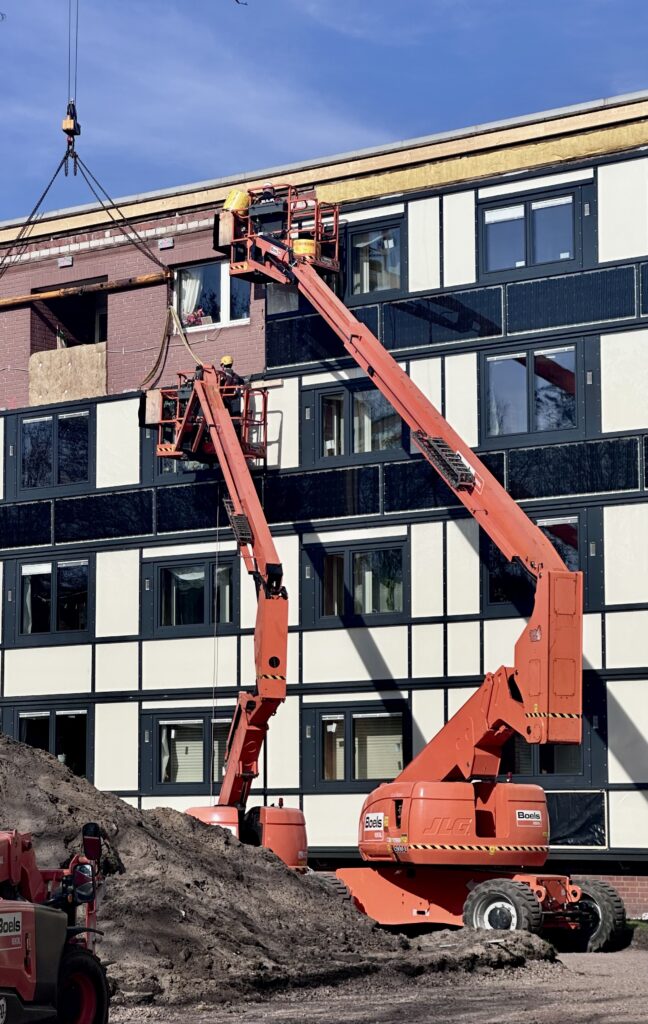 Montage einer Fliegenden Fassade in Hannover