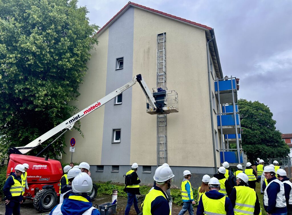 Baustellenführung mit Flüsteranlage Hannover, Personen in Warnwesten