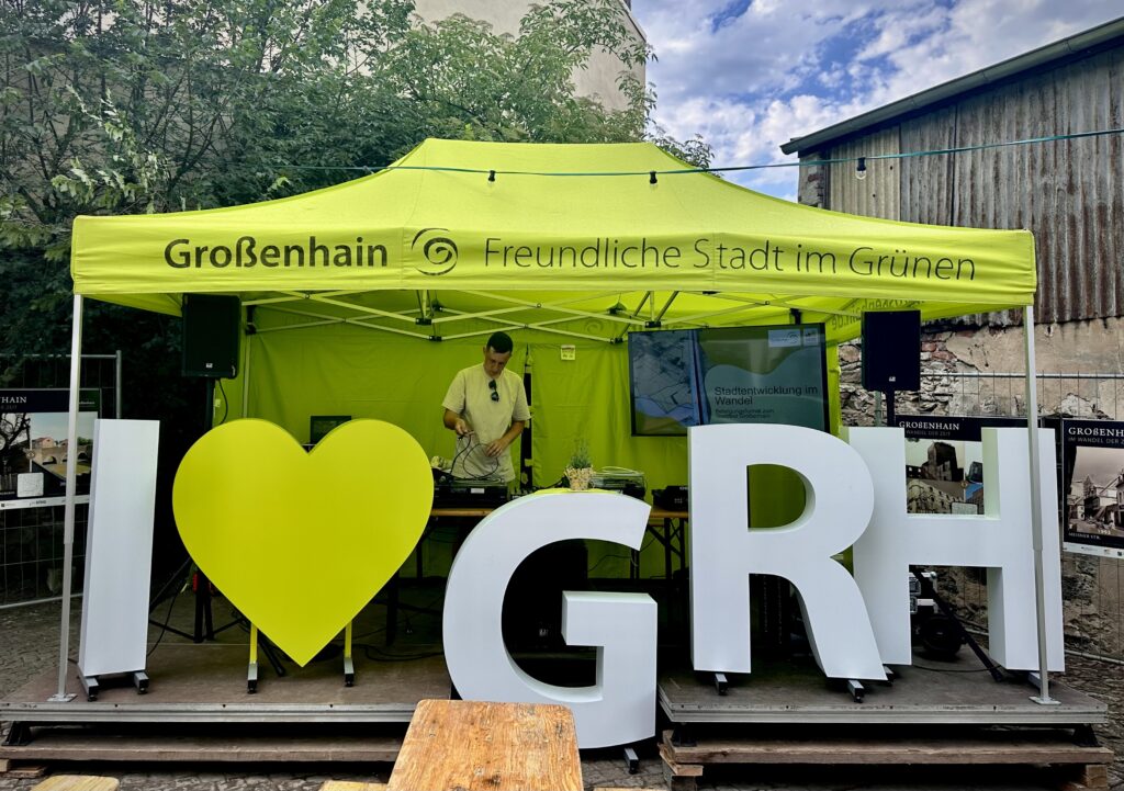 Bühne mit Tontechnik und Bildschirm, Veranstaltungstechnik Dresden