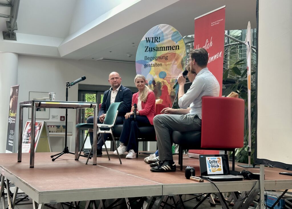 Diskussionsrunde auf Bühne, Gotha und das Glück, Konferenztechnik im Einsatz