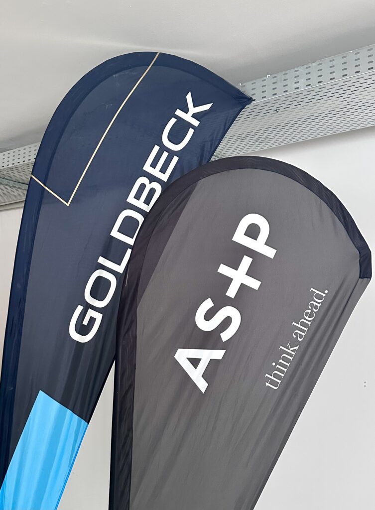 Fahnen von Goldbeck und AS+P