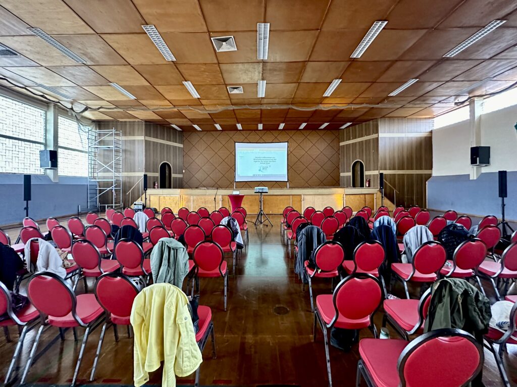 mehrzweckhalle mit Konferenztechnik harz, beamer und leinwand