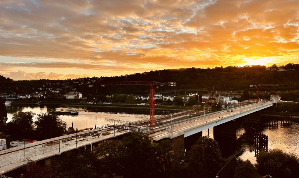 sonnenaufgang über dem Rhein in Koblenz