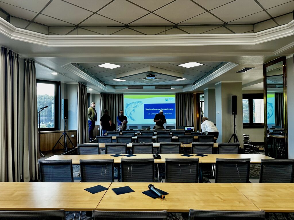 vorbereitung im Saal Ehrenbreitenfeld